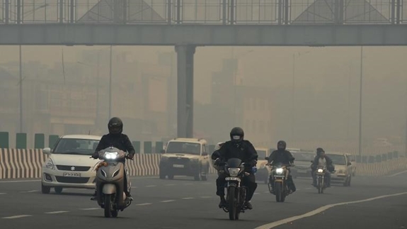 Các phương tiện giao thông di chuyển trên đường giữa làn khói bụi dày đặc ở thủ đô New Delhi, Ấn Độ. Ảnh: AFP.